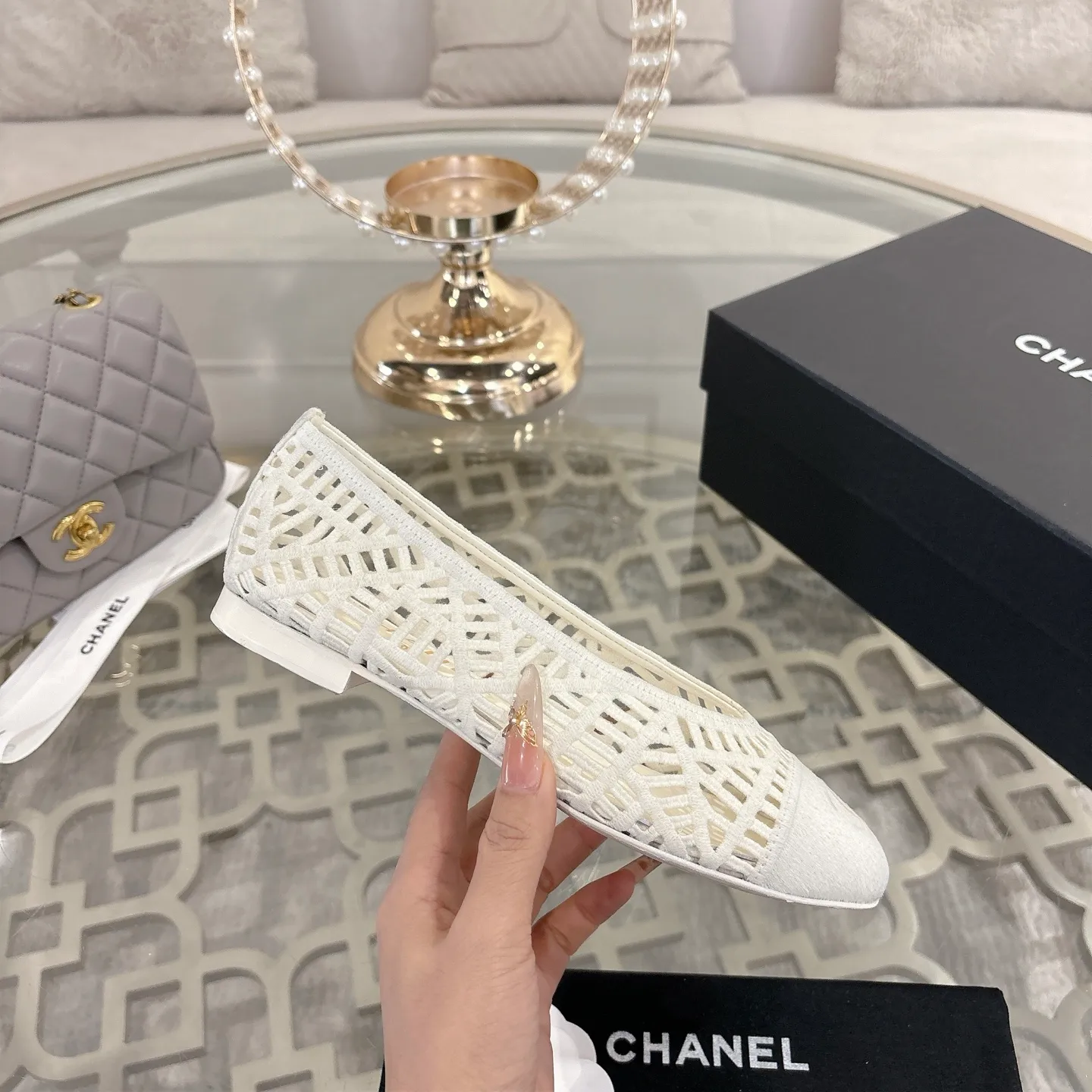 👟👟Ex-factory price 520👟👟 Chanel 25SS finally comes out with woven ballet shoes‼ ️ Shoes worthy of their own article, I have to say that they are finally waiting for you! So elegant and chill. Wear it in the summer to enjoy the breeze and walk on the street. Round square toe design. Cute and cute~ The appearance is super online. When you wear it, you will feel like a wealthy daughter. I thought it was good-looking. Only when I put it on my feet do I know how easy it is to wear~ Upper: Exclusive custom-made mesh (comfortable and breathable) Foot pad: Sheepskin Outsole: Genuine leather sole imported from Italy Size: 35-39 (customized at 40.41.42)